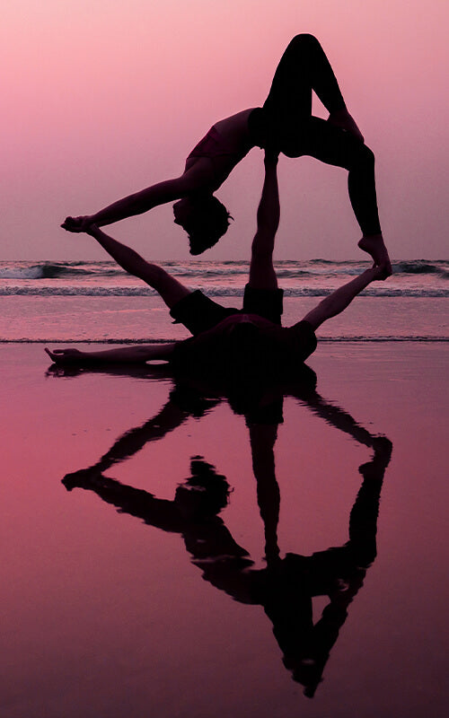 Boutique yoga Professionnelle Achamana - Posture yoga en duo sur la plage