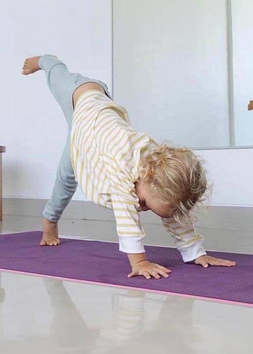 Tapis yoga débutant - Bébé fait du yoga sur u tapis rose | Achamana