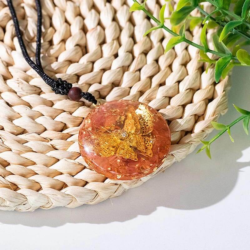 Pendentif orgonite Papillon ciselée feuille d'or et Cristal Melon | Achamana