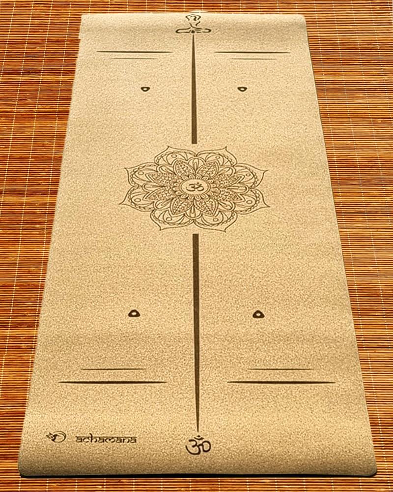 Tapis de yoga antidérapant en liège - Mandala et lignes de position gravés | Achamana