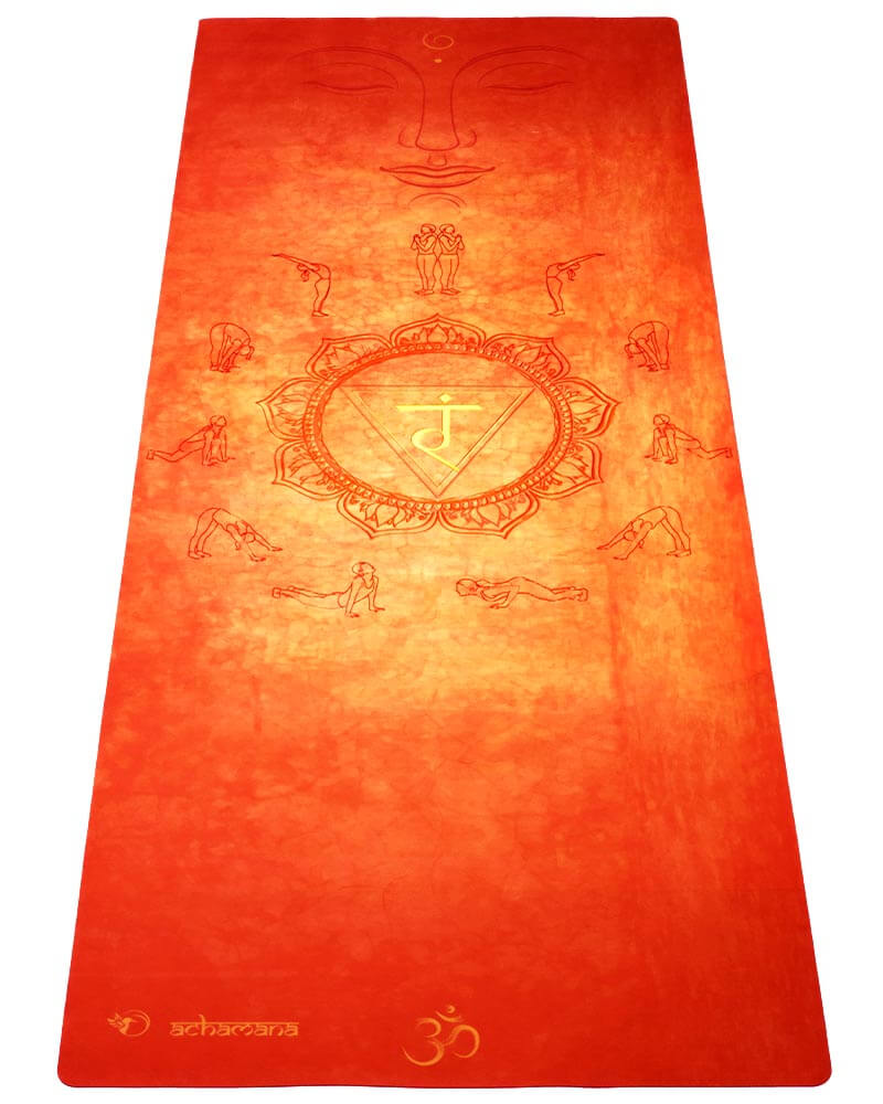 Surya Namaskara, tapis yoga voyage Salutation au soleil postures et chakra Manipura | Achamana