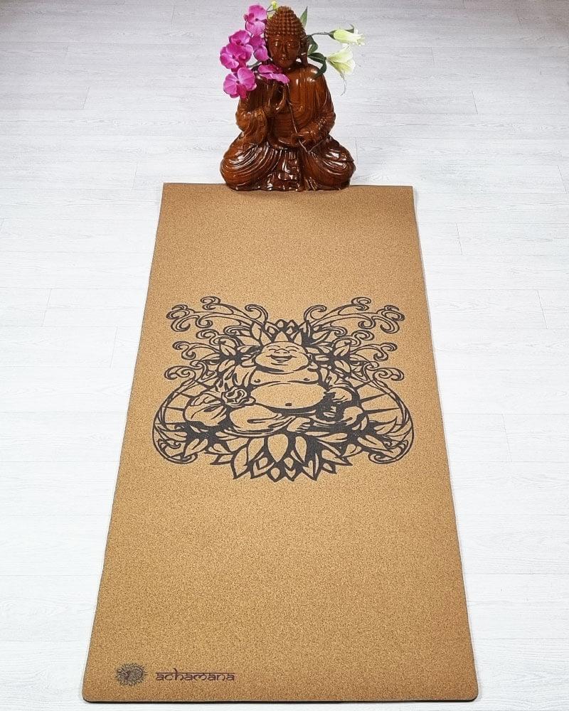 Tapis de yoga écologique en liege et gomme naturelle - Design Bouddha rieur | Achamana